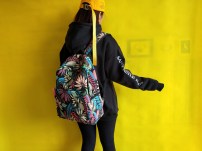 Рюкзак с тропичискоим принтом и цветами фото