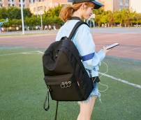 Черный рюкзак с металлическими пирсингом фото