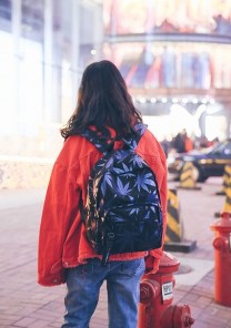 Черный рюкзак с коноплей фото