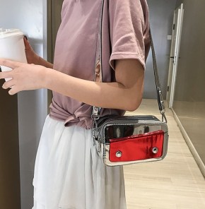 Глянцевый вместительный клатч фото