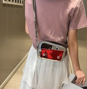 Глянцевый вместительный клатч фото