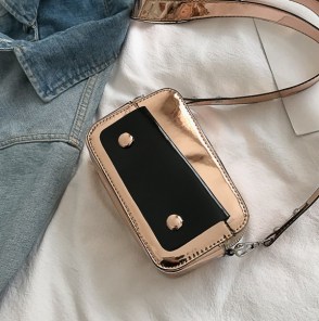 Глянцевый вместительный клатч фото