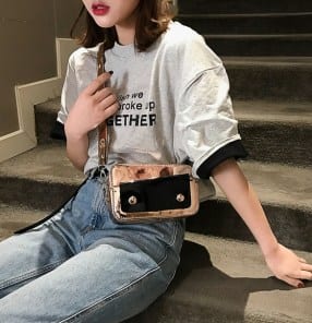 Глянцевый вместительный клатч фото