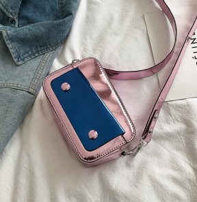 Глянцевый вместительный клатч фото