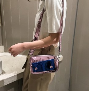 Глянцевый вместительный клатч фото