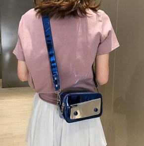 Глянцевый вместительный клатч фото