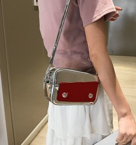 Глянцевый вместительный клатч фото