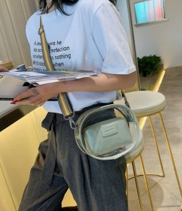 Круглая прозрачная клатч сумка на широком ремешке фото