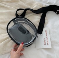 Круглая прозрачная клатч сумка на широком ремешке фото