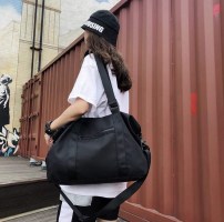 Большая черная спортивная сумка с плечевым ремнем фото