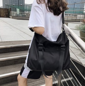 Большая черная спортивная сумка с плечевым ремнем фото