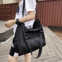 Большая черная спортивная сумка с плечевым ремнем фото