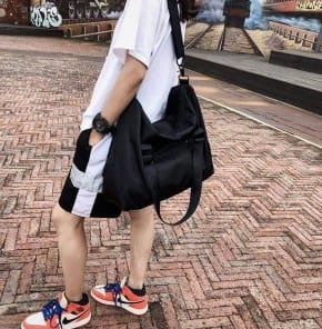 Большая черная спортивная сумка с плечевым ремнем фото