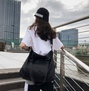 Большая черная спортивная сумка с плечевым ремнем фото