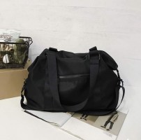 Большая черная спортивная сумка с плечевым ремнем фото