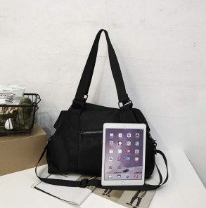 Большая черная спортивная сумка с плечевым ремнем фото