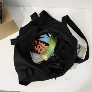 Большая черная спортивная сумка с плечевым ремнем фото