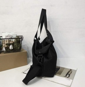 Большая черная спортивная сумка с плечевым ремнем фото