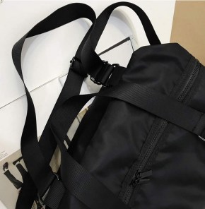 Большая черная спортивная сумка с плечевым ремнем фото