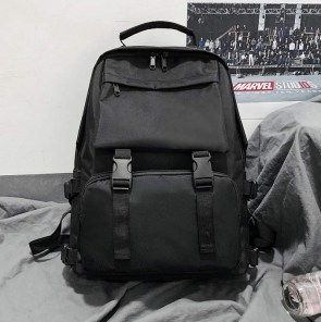 Черный вместительный рюкзак с ремешками фото