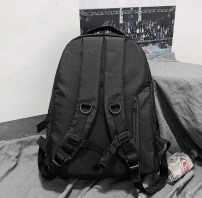 Черный вместительный рюкзак с ремешками фото