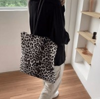 Женская большая леопардовая сумка через плечо -  квадратная под мышки фото