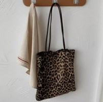 Женская большая леопардовая сумка через плечо -  квадратная под мышки фото