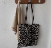 Женская большая леопардовая сумка через плечо -  квадратная под мышки фото