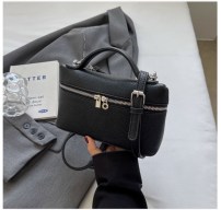 Женская маленькая трендовая сумка кросс боди через плечо и с маленькой ручкой фото