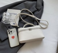 Женская маленькая трендовая сумка кросс боди через плечо и с маленькой ручкой фото