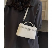 Женская маленькая трендовая сумка кросс боди через плечо и с маленькой ручкой фото