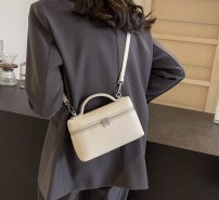 Женская маленькая трендовая сумка кросс боди через плечо и с маленькой ручкой фото