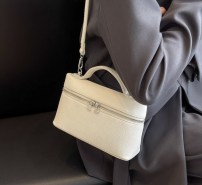 Женская маленькая трендовая сумка кросс боди через плечо и с маленькой ручкой фото