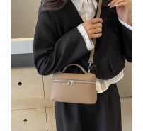 Женская маленькая трендовая сумка кросс боди через плечо и с маленькой ручкой фото