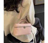 Женская маленькая трендовая сумка кросс боди через плечо и с маленькой ручкой фото