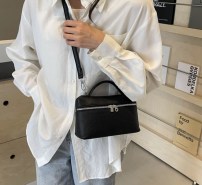 Женская маленькая трендовая сумка кросс боди через плечо и с маленькой ручкой фото