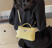 Женская маленькая трендовая сумка кросс боди через плечо и с маленькой ручкой фото