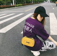 Небольшая бананка на широком ремешке фото