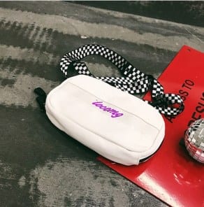 Небольшая бананка на широком ремешке фото