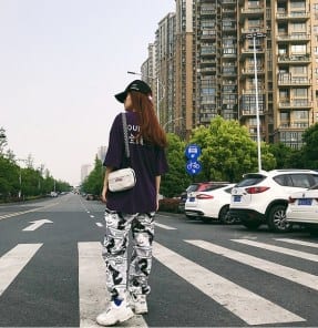 Небольшая бананка на широком ремешке фото