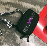 Небольшая бананка на широком ремешке фото