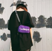 Небольшая бананка на широком ремешке фото