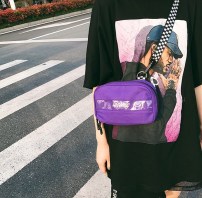 Небольшая бананка на широком ремешке фото