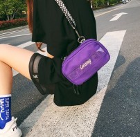 Небольшая бананка на широком ремешке фото