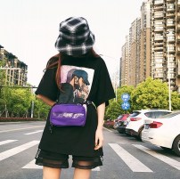 Небольшая бананка на широком ремешке фото