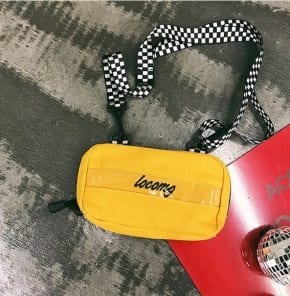 Небольшая бананка на широком ремешке фото