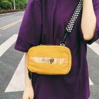 Небольшая бананка на широком ремешке фото