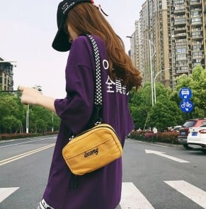 Небольшая бананка на широком ремешке фото