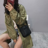 Квадратная бананка через плече с карманом фото