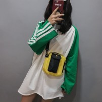 Квадратная бананка через плече с карманом фото